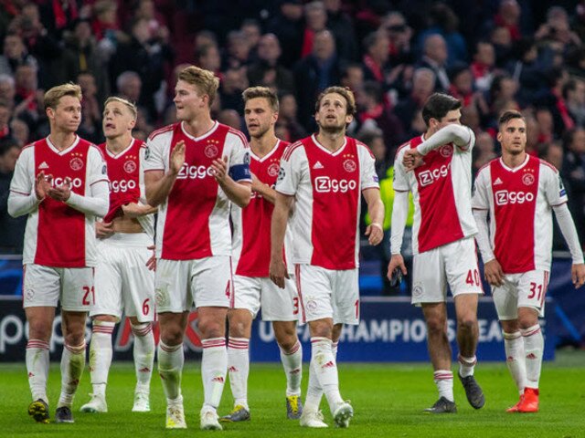 Ajax: Las características claves de su modelo de juego. Ejercicios title=