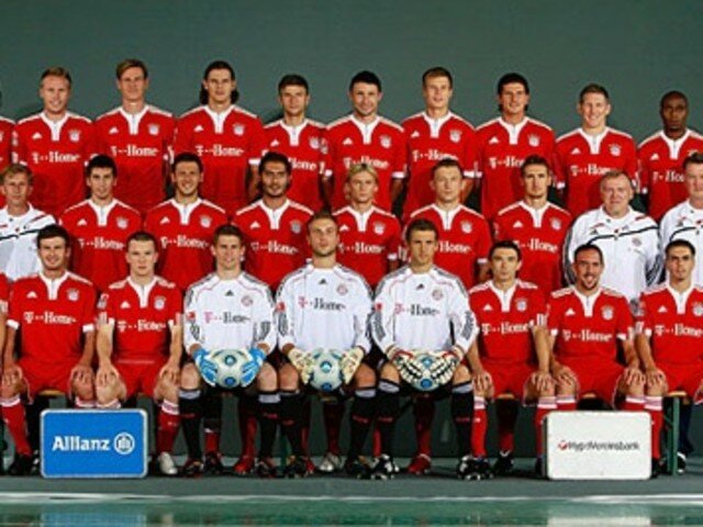 La defensa de Louis Van Gaal en el Bayern de Múnich (Alemania). title=